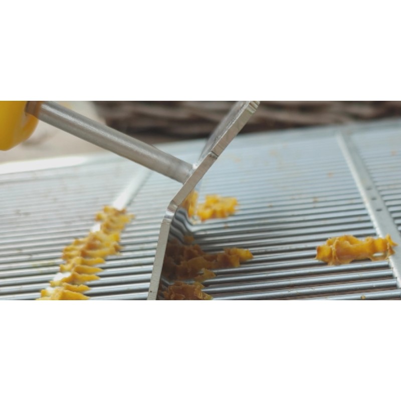 Queen excluder cleaner tool Clean your excluders