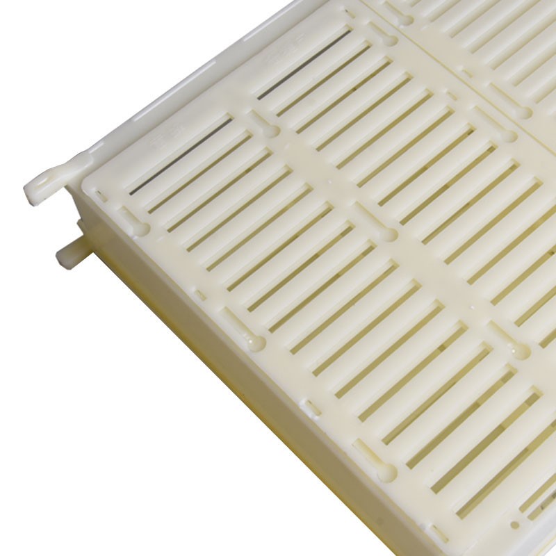 Plastic excluder cage for 1 frame Queen rearing